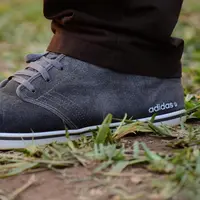 Berikut adalah beberapa tips dan cara merawat sepatu suede Anda agar selalu tampak menawan.