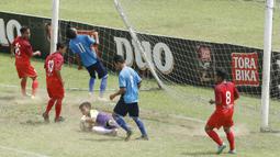 Kiper UMM Malang menangkap bola saat pertandingan melawan Unitomo Surabaya pada laga Torabika Campus Cup 2017 di Stadion Universitas Negeri Malang, Rabu, (01/11/2017). UMM menang adu penalti 4-3 atas Unitomo. (Bola.com/M Iqbal Ichsan)