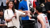 Pemain Timnas Basket Indonesia, Vincent Kosasih (kanan) menemui kekasihnya, Nita Vior yang juga seorang atlet E-Sport setelah laga pembuka Indonesia International Basketball Invitational di Indonesia Arena, Senayan, Jakarta, Rabu (02/08/2023). (Bola.com/Bagaskara Lazuardi)