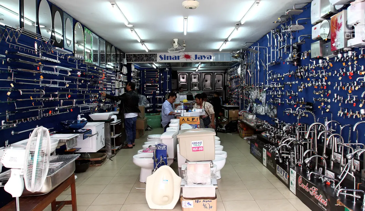 Calon pembeli melihat barang di sebuah toko di Kawasan Pinangsia Glodok, Jakarta Barat, Selasa (22/8). Pasar pusat perbelanjaan Pinangsia Glodok yang tumbuh sejak ratusan tahun lalu ini masih tetap jadi favorit untuk berbelanja. (Liputan6.com/Johan Tallo)