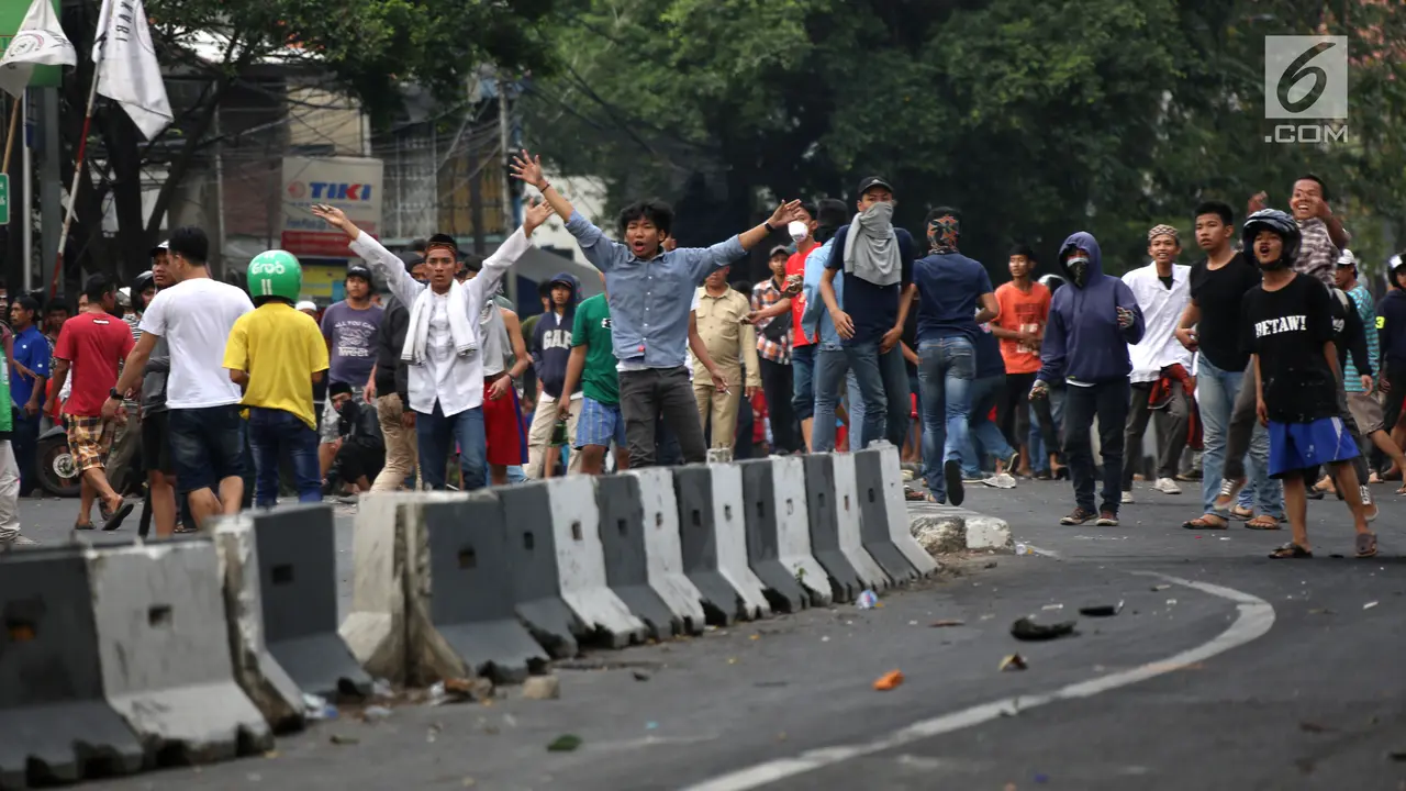Massa Perusuh di Slipi Lempari Polisi dengan Batu