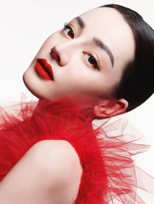 Kemudian, Dilraba Dilmurat yang tampak glamor dengan tulle dress warna merahnya yang dipadukan dengan lipstik Rouge Dior shade 999 velvet finish .