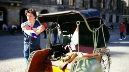 Becak-becak itu dikirim khusus dari Yogyakarta untuk mengangkut penumpang menyusuri lokasi bersejarah di Amsterdam, termasuk bangunan bersejarah Belanda -Indonesia. (facebook.com/becakamsterdam)