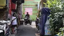 Aktivitas warga di kawasan Intan Berduri, Sumur Batu, Jakarta, Rabu (9/06/2021). Kelurahan Sumur Batu memberlakukan mikro lockdown di RT 1, RT 2 dan RT di RW 03 setelah 34 warga positif COVID-19. (Liputan6.com/Herman Zakharia)
