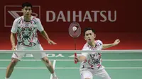 Ganda putra Indonesia Sabar Karyaman Gutama/Moh Reza Pahlevi Isfahani saat bertanding melawan rekan senegaranya, Muhammad Shohibul Fikri/Bagas Maulana dalam babak 32 besar turnamen bulu tangkis Daihatsu Indonesia Master 2022 di Istora Senayan, Jakarta, Selasa (7/6/2022). Sabar Karyaman Gutama/Moh Reza Pahlevi Isfahani menang rubber game, 19-21, 21-12 dan 21-26. (Bola.com/Ikhwan Yanuar)