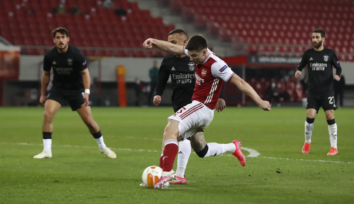 Bek Arsenal, Kieran Tierney (tengah) melepaskan tendangan yang berbuah gol kedua timnya ke gawang Benfica dalam laga leg kedua babak 32 Besar Liga Europa 2020/21 di Georgios Karaiskakis Stadium, Kamis (25/2/2021). Arsenal menang 3-2 atas Benfica. (AP/Thanassis Stavrakis)