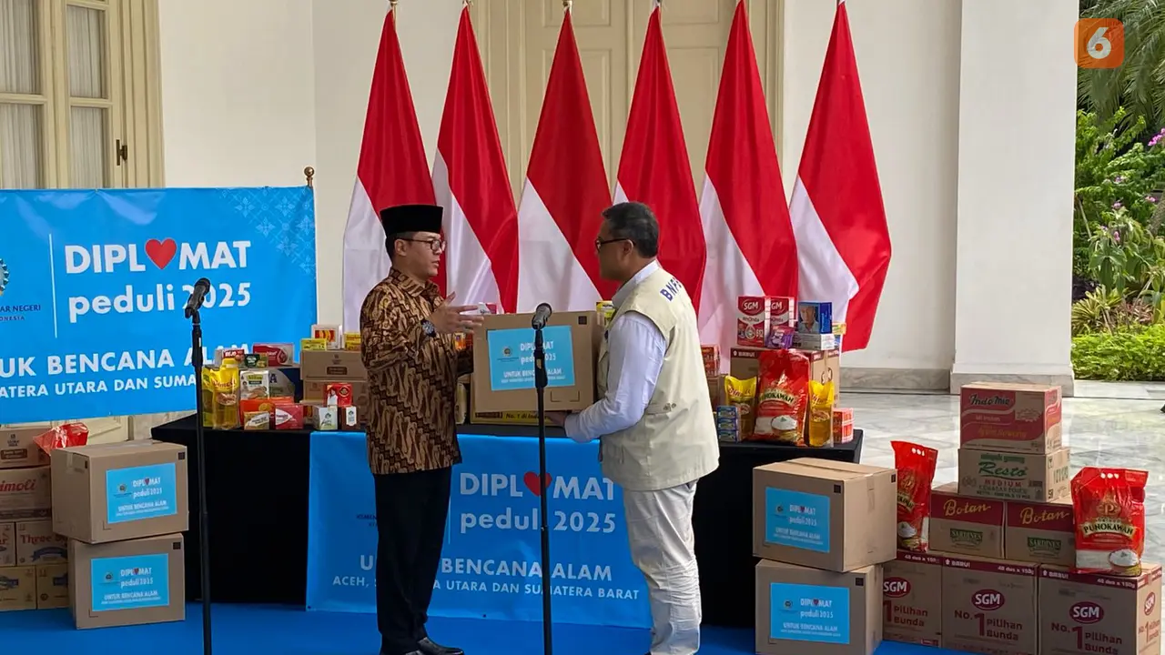 Menteri Luar Negeri RI Sugiono menyerahkan secara simbolik bantuan kemanusiaan untuk korban banjir Sumatera pada Jumat (5/12/2025) di Gedung Pancasila, Jakarta. (Dok. Liputan6.com/Teddy Tri Setio Berty)