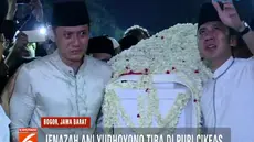 Presiden keenam RI SBY menyapa dan menerima ucapan belasungkawa dari tamu yang hadir termasuk Presiden Jokowi dan Presiden Ketiga RI B.J Habibie.