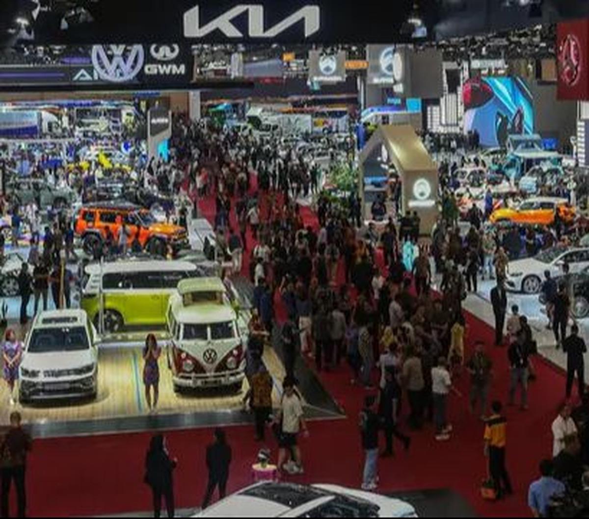 Pengunjung melihat produk mobil terbaru yang dipamerkan dalam ajang Gaikindo Indonesia International Auto Show (GIIAS) 2024 di Indonesia Convention Exhibition (ICE) BSD, Serpong, Kabupaten Tangerang, Banten, Kamis (18/7/2024). GIIAS 2024 berlangsung&nbsp;