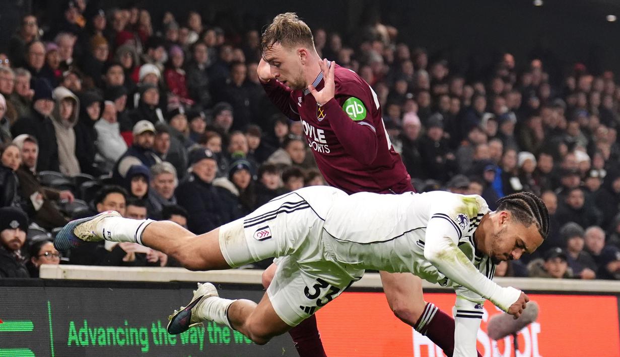 Fulham juga lebih banyak mengancam pertahanan West Ham dengan lima tembakan ke arah gawang. (AP Photo/PA/John Walton)