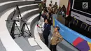 Wakil Presiden, Jusuf Kalla didampingi Ketua INASGOC, Erick Thohir saat meninjau ruang konfrensi pers di Main Press Center (MPC) atau Media Center Asian Games di JCC, Jakarta, Selasa (14/8). (Liputan6.com/Fery Pradolo)