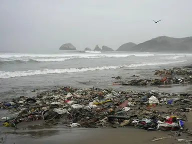 Sampah berserakan di tepi pantai Los Delfines, di distrik Ventanilla, Callao, Peru, Rabu, 2 Agustus 2023. (AP Photo/Martin Mejia)