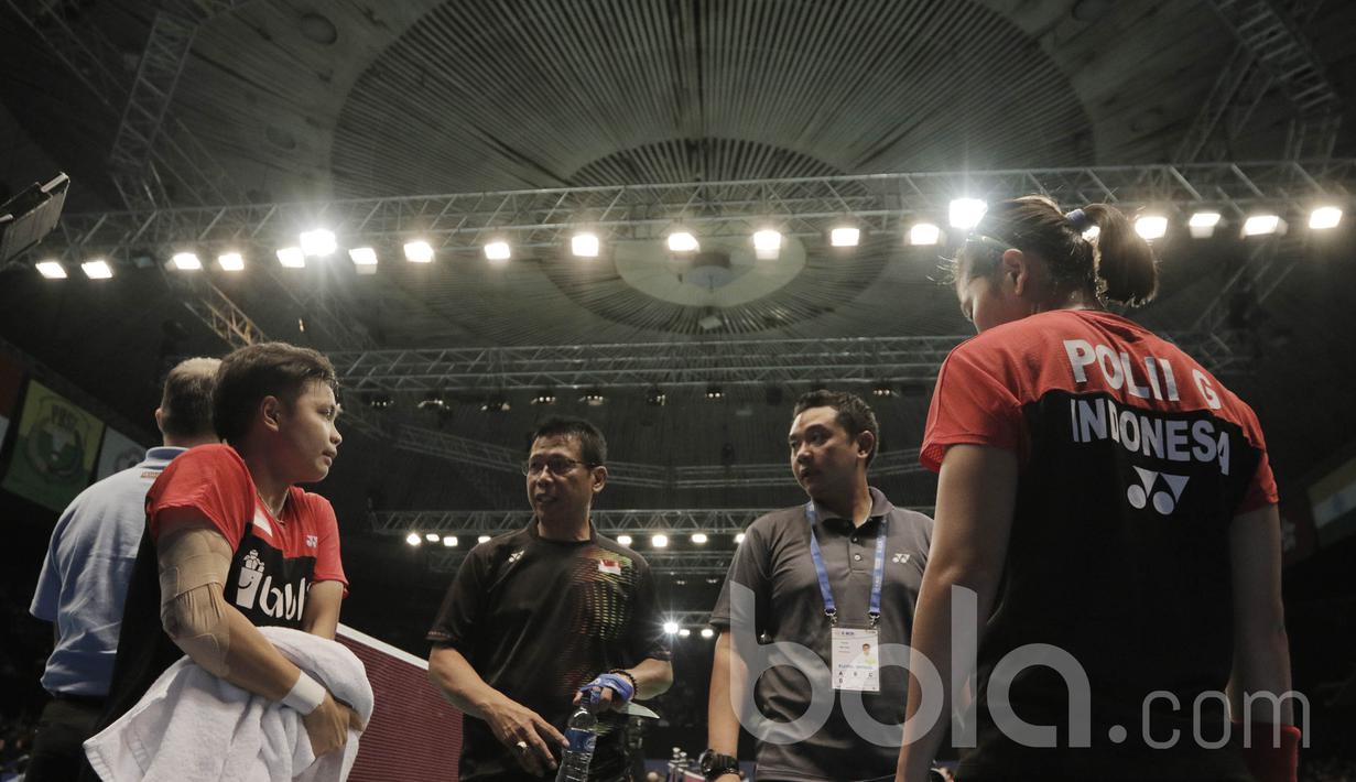 Pelatih memberikan arahan kepada pasangan Indonesia, Greysia Polii/Apriani Rahayu di Indonesia Open 2017 di JCC, Rabu (14/6/2017). Indonesia menang 12-21, 25-23, dan 21-14. (Bola.com/M Iqbal Ichsan)