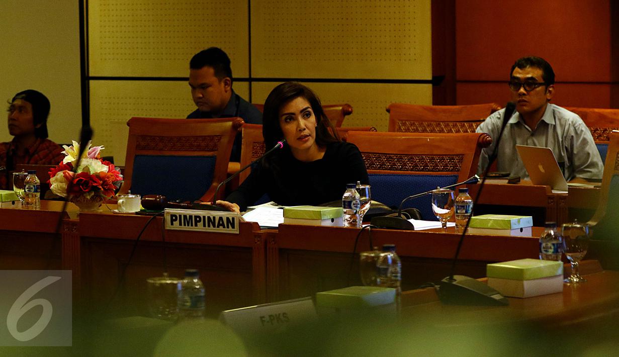 Ketua Pansus Pelindo Rieke II Dyah Pitaloka saat memimpin rapat di DPR RI, Jakarta, Senin (16/11/2015). Pansus Pelindo II kembali memanggil pihak yang berkaitan dengan pengadaan mobile crane. (Liputan6.com/Johan Tallo)