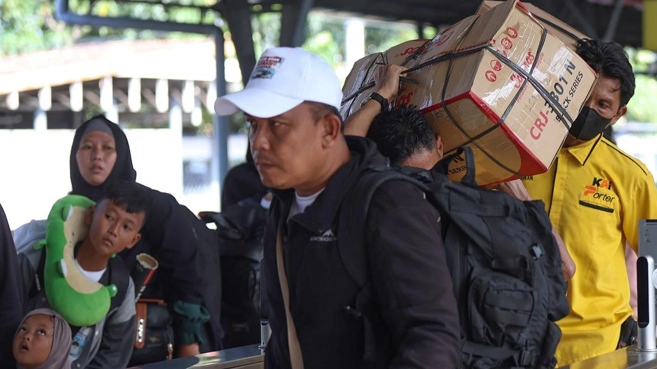 FOTO: Pemudik Mulai Padati Stasiun Pasar Senen Jelang Puncak Arus Mudik