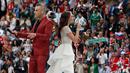 Penyanyi asal Inggris, Robbie Williams, berduet dengan penyanyi soprano Rusia Aida Garifullina pada upacara pembukaan Piala Dunia 2018 di Stadion Luzhniki, Moskow, Kamis (14/6). Keduanya berkolaborasi di lagu Angel milik Williams. (AP/Antonio Calanni)