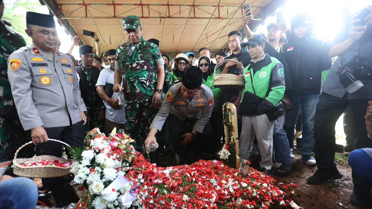 Ribuan Ojol Iringi Pemakaman Affan Kurniawan di TPU Karet Bivak