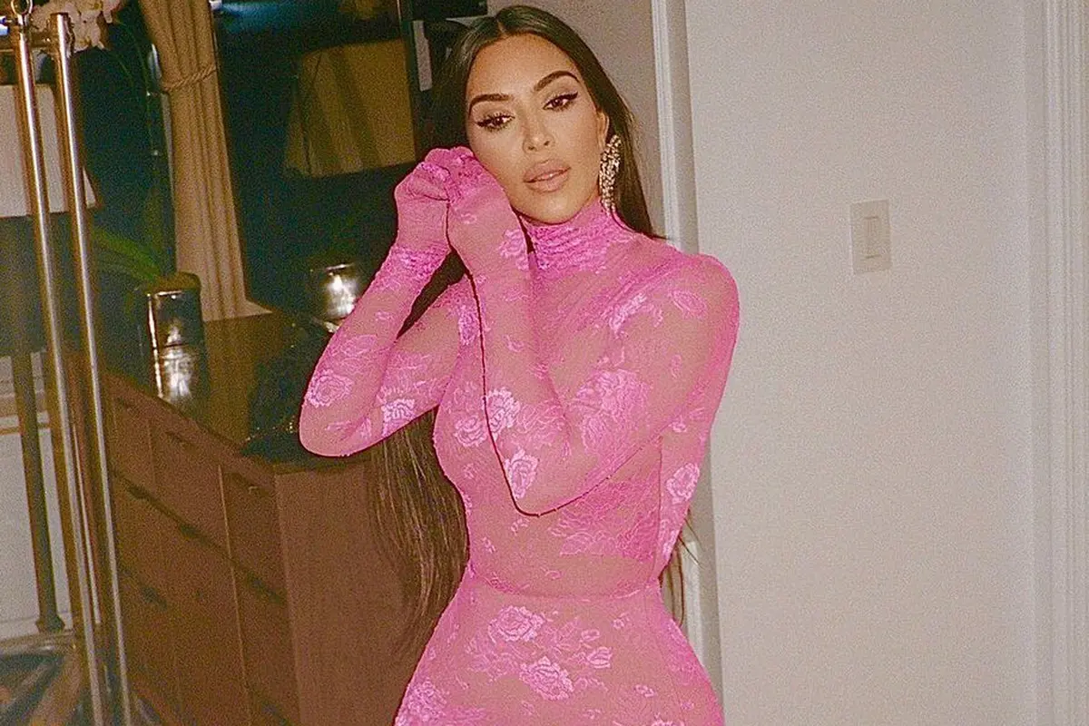 9 Potret Kim Kardashian Tampil Percaya Diri Kenakan Body Suit, dari yang Paling Simpel hingga Ikonis