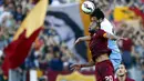 Gelandang AS Roma, Seydou Keita (kiri) berebut bola udara dengan pemain Lazio Marco Parolo pada laga Serie A Italia di Stadion Olimpico, Italia, Selasa dini hari (26/5/2015). Lazio menyerah 0-1 dari AS Roma. (Reuters/Tony Gentile)