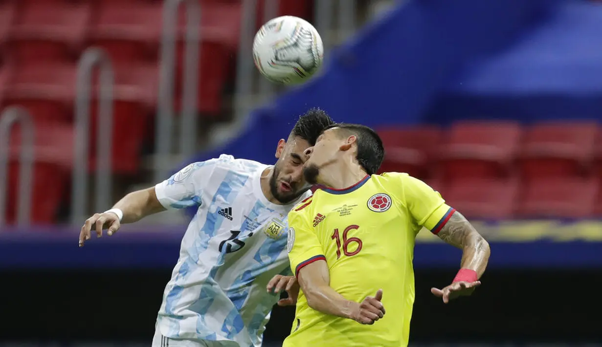Penyerang timnas Argentina, Nicolas Gonzalez dan bek Kolombia, Daniel Munoz melakukan sundulan saat berebut bola pada laga semifinal Copa America 2021 di Estadio Nacional Brasilia, Rabu (7/7/2021).  Argentina lolos ke final usai menang 3-2 atas Kolombia lewat adu penalti. (AP Photo/Eraldo Peres)