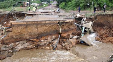 FOTO: Puluhan Orang Tewas Akibat Banjir di Afrika Selatan