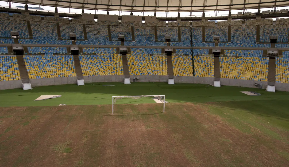 Kondisi lapangan di stadion Maracana yang menjadi tempat pelaksanaan Olimpiade Rio 2016 di Rio de Janeiro, Brasil (2/2). Sayang kini kondisi stadion tak terurus karena tidak ada biaya perawatan. (AP Photo/Silvia Izquierdo)