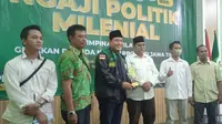 Gus Edo, Ketua GPK Jatim saat menerima apresiasi dari Forkom Jurnalis Nahdliyin. (Istimewa).