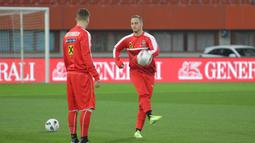 Winger Timnas Austria, Marko Arnautovic, pamer skil juggling saat sesi pemanasan di Stadion Ernst Happel, Wina, Austria, Jumat sore waktu setempat. (Bola.com/Reza Khomaini)