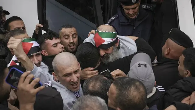 Tahanan Palestina disambut saat keluar dari bus Palang Merah setelah dibebaskan dari penjara Israel menyusul perjanjian gencatan senjata antara Israel dan Hamas di Kota Ramallah, Tepi Barat yang diduduki, Sabtu (1/2/2025).