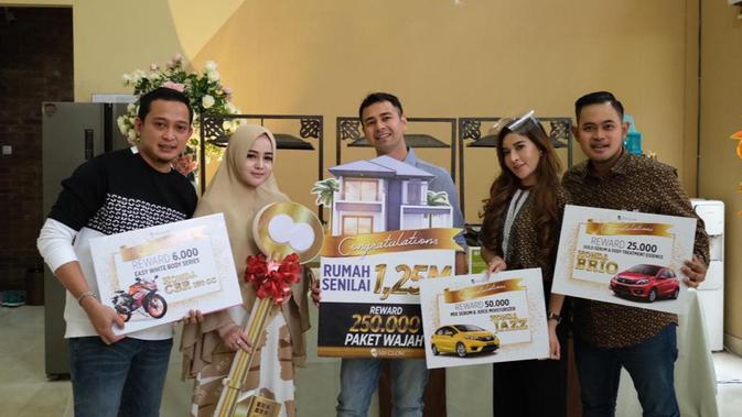 Raffi Ahmad bersama owner MS Glow Shandy Purnamasari dan Gilang Widya Pramana memberikan hadiah rumah (ist)