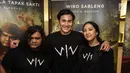 Vino G Bastian bersama Sherina Munaf dan Fariz Alfarazi saat launching poster karakter film Wiro Sableng 212 di Jakarta, Selasa (13/2). Wiro Sableng menjadi film Asia Tenggara pertama yang bekerja sama dengan 20th Century Fox. (Liputan6.com/Faizal Fanani)