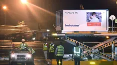 Para pekerja menurunkan 1,2 juta dosis vaksin Covid-19  Sinovac di Bandara Soekarno Hatta Cengkareng, Banten (6/12/2020). Sebanyak 1,2 juta dosis vaksin COVID-19 telah mendarat di Indonesia, Minggu, 6 Desember 2020, malam sekitar pukul 21.30 WIB. (Handout/Indonesia Presidential Palace/AFP)