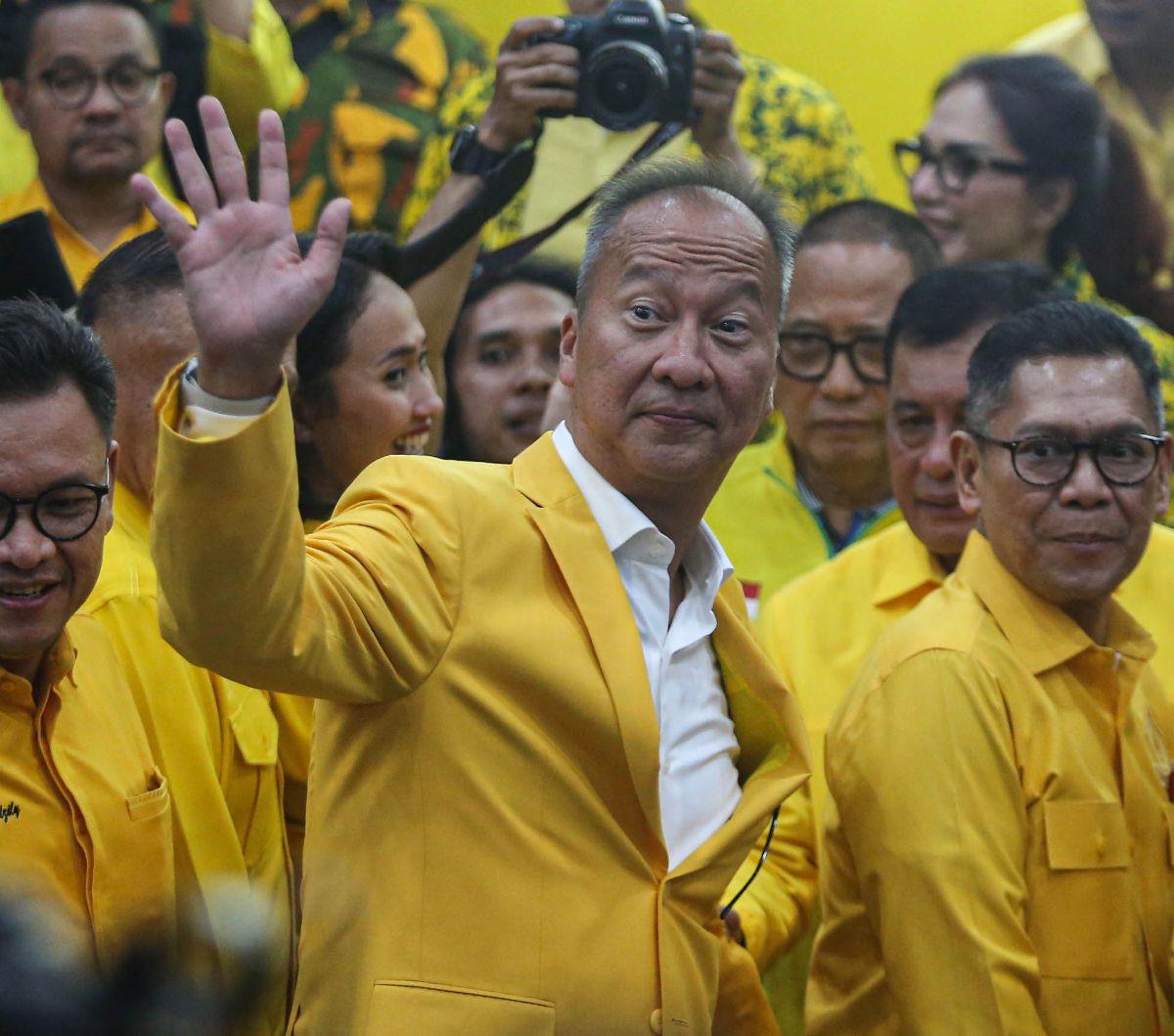 Plt Ketua Umum Partai Golkar Agus Gumiwang&nbsp;Kartasasmita melambaikan tangannya saat memberikan keterangan pers usai rapat pleno di DPP Partai Golkar, Jalan Anggrek Neli, Slipi, Jakarta Barat, Selasa (13/8/2024). Berdasarkan haril rapat plrno, Agus Gum