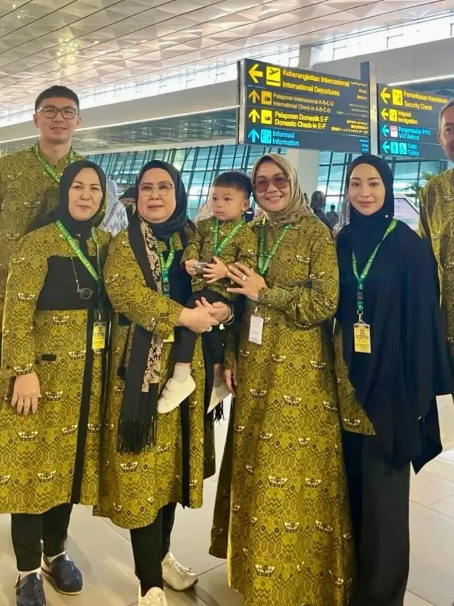 7 Potret Nikita Willy Jalani Umrah Bareng Keluarga Besar, Sosok Baby Izz Menggemaskan