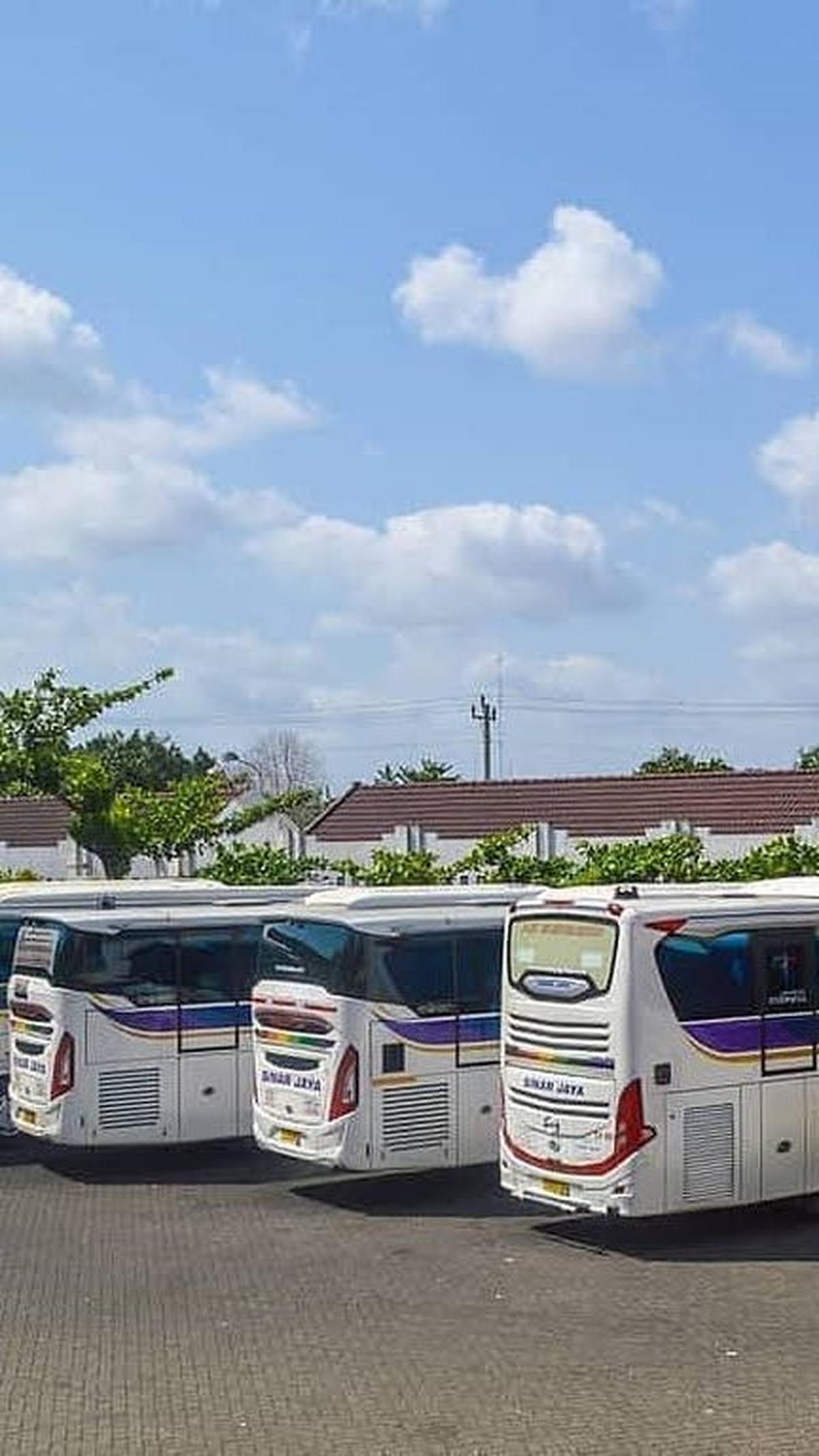 Mengoperasikan bisnis perjalanan Po Sinar Jaya