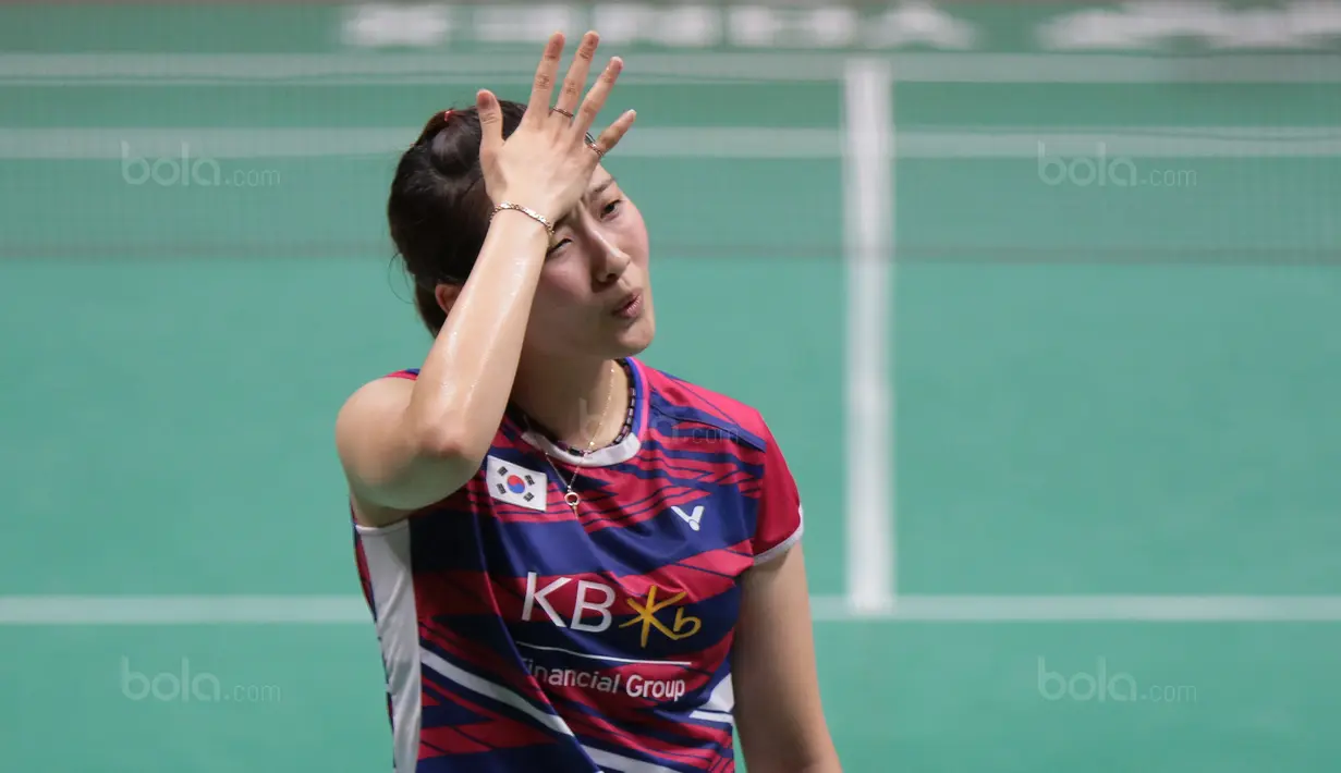 Gaya Chae Yoo-jung saat gagal mengembalikan kok ke arah Greysia/Apriyani pada perempatfinal Daihatsu Indonesia Master 2018 di Istora Senayan, Kamis (26/1/2018). Greysia/Apriyani menang 21-16,21-15 (Bola.com/Nick Hanoatubun)