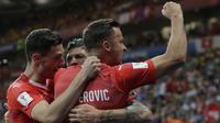 Para pemain timnas Swiss merayakan gol ke gawang Brasil pada laga penyisihan Grup E Piala Dunia 2018 di Rostov Arena, Senin (18/6/2018) dini hari WIB. (AP Photo/Themba Hadebe)