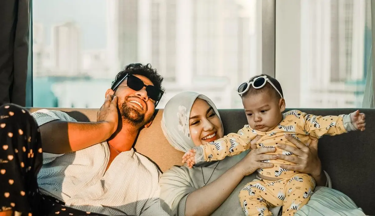 Mengutip dari channel Youtube Cumi-Cumi, Ibel menceritakan perkembangan Air Rumi yang kini sudah berusia tujuh bulan dan semakin menggemaskan. Banyak hal yang sudah dapat dilakukan jagoan kecilnya. (Instagram/_irishbella_)