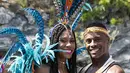 Penari tersenyum saat difoto sebelum mengikuti perayaan Hari Pahlawan Nasional di St. David's, Bermuda (19/6). Mereka mengenakan kostum untuk menghormati Pahlawan Nasional di Bermuda. (AFP Photo/Don Emmert)