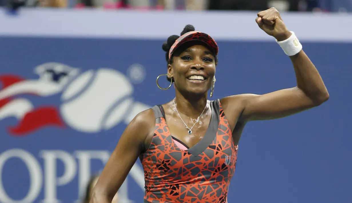 Petenis Amerika Serikat, Venus Williams, melakukan selebrasi usai mengalahkan petenis Ceko, Petra Kvitova, pada turnamen AS Terbuka di New York, Rabu (6/9/2017). Venus Williams menang 6-3, 3-6, 7-6 (7-2) atas Petra Kvitova. (AP/Kathy Willens)
