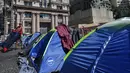 Tenda-tenda tunawisma terlihat di Patio do Colegio, pusat kota Sao Paulo, Brasil, pada 19 Agustus 2021. Sao Paulo menghadapi krisis tunawisma, karena harga baru-baru ini menjadi beban yang terlalu berat bagi populasi yang semakin miskin. (NELSON ALMEIDA / AFP)