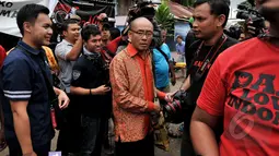 Puluhan awak media menyerbu Rohaniawan Daniel Alexander seusai mengikuti kebaktian di Lapas Batu, Nusakambangan, Jawa Tengah, Kamis (5/3/2015).  Daniel  mengaku, akan terus memperjuangkan duo Bali Nine tidak dihukum mati (Liputan6.com/Johan Tallo)