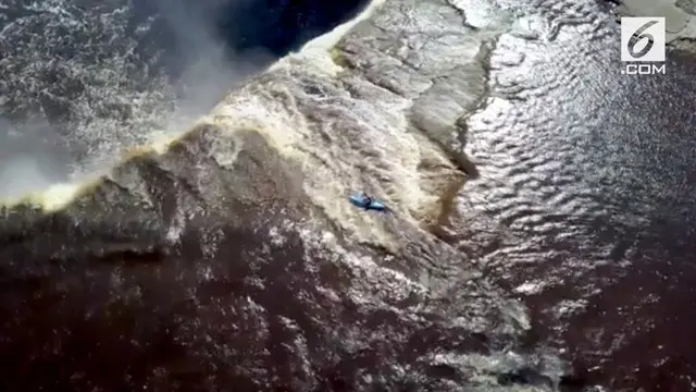 Kayaker Adrian Mattern terjun bebas dari air terjun setinggi 33 meter di Kanada.