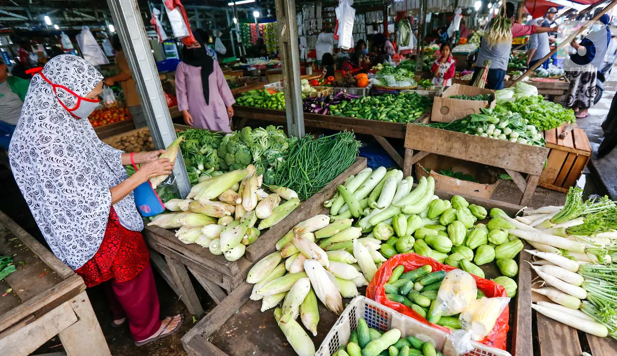 Warga membeli kebutuhan pangan di Pasar Lembang, Tangerang, Banten, Selasa (4/5/2021). Masyarakat tidak perlu khawatir soal ketersediaan pasokan pangan cukup sepanjang bulan suci Ramadhan dan Idul Fitri. (Liputan6.com/Angga Yuniar)