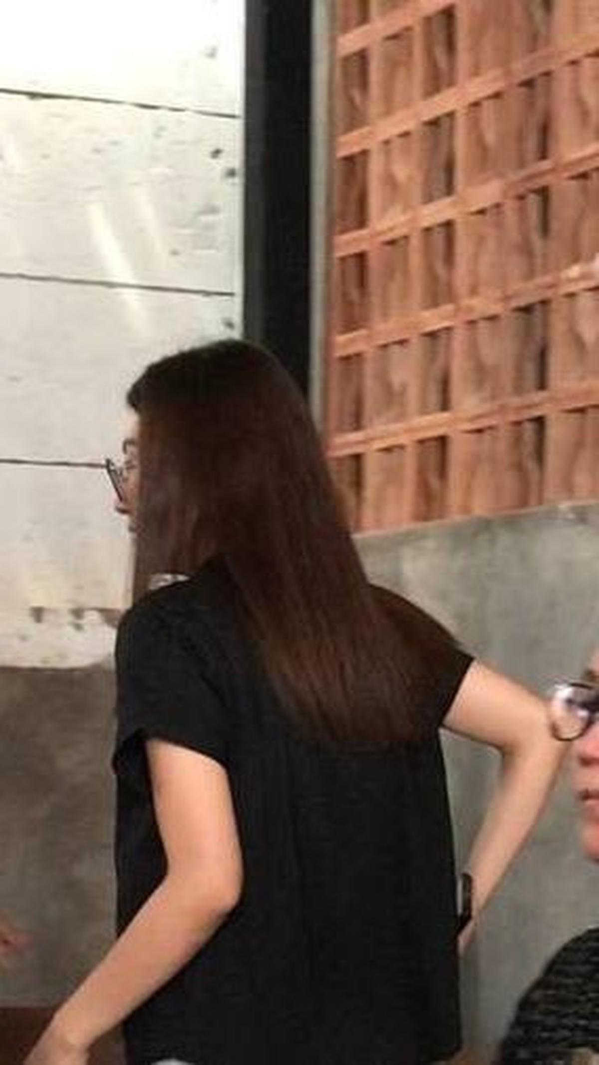 Tanpa banyak berkata, Sarwendah berdiri dan meninggalkan ruang jumpa pers, menyita perhatian awak media yang langsung memfokuskan sorotan pada dirinya.