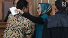 Terdakwa kasus penyebaran berita bohong atau hoaks Ratna Sarumpaet (tengah) memandang Presiden Konfederasi Serikat Pekerja Indonesia (KSPI) Said Iqbal dalam sidang lanjutan di PN Jakarta Selatan, Selasa (9/4). Sidang beragendakan mendengar keterangan saksi. (Liputan6.com/Immanuel Antonius)