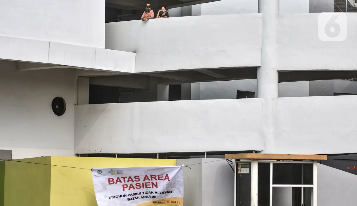 Aktivitas pasien Covid-19 saat menjalani isolasi di RSDC Pasar Rumput, Jakarta, Senin (2/8/2021). Pasien Covid-19 yang masih menjalani perawatan di tower RSDC-19 Rusun Pasar Rumput sebanyak 466 orang hingga Senin (2/8) ini. (merdeka.com/Iqbal S Nugroho)