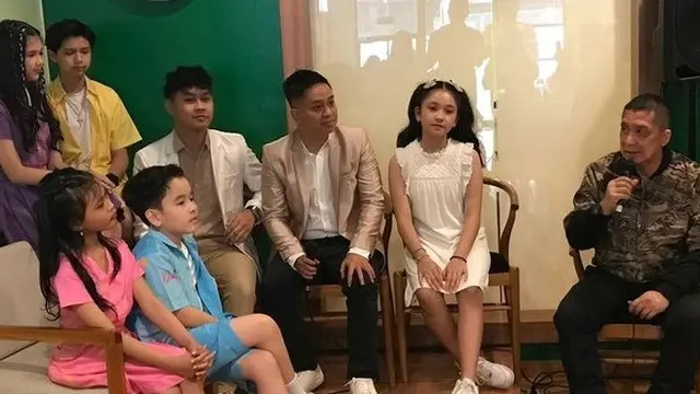 Arsha Composer bersama anak-anak yang diproduserinya