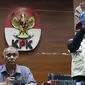 Petugas KPK menunjukkan barang bukti hasil OTT terhadap Bupati Pakpak Bharat Sumatera Utara, Remigo Yolanda Berutu di Gedung KPK, Jakarta, Minggu (18/11). KPK menetapkan tiga tersangka dan menyita uang Rp 150 juta. (Liputan6.com/Helmi Fithriansyah)