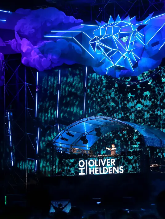DJ asal Belanda, Oliver Heldens turut menambah gemerlap DWP hari pertama yang begitu disambut meriah oleh para party goers. Tata cahaya pada panggung pun semakin memaksimalkan DWP hari pertama. (Galih W. Satria/Bintang.com)